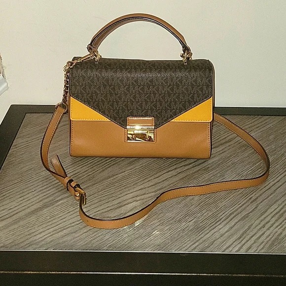 Micheal Kors Crossbody - Picture 1 of 5